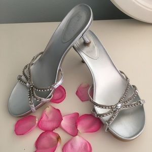 Kenneth Cole reaction silver kitten heels